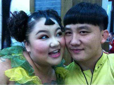 胖丫有一副天生的好嗓子,很早就开始跟当地民间艺人学二人转,在老家