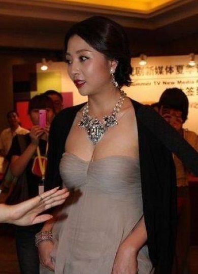 38岁殷桃走柳岩的路线,享正营级待遇,出门低调