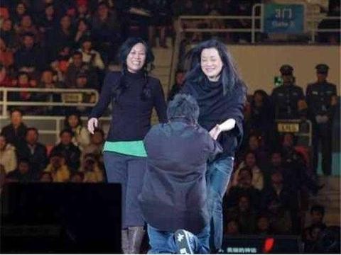 她曾是音乐界里的非官方歌唱家，丈夫身价百亿，座驾让人着实低调