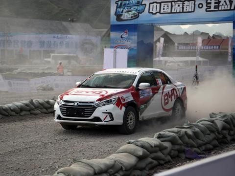 CRC六盘水站事故频发 比亚迪秦100赛车逆势而行