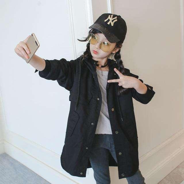 八岁女孩因长像杨幂走红,看到她妈妈的时候才