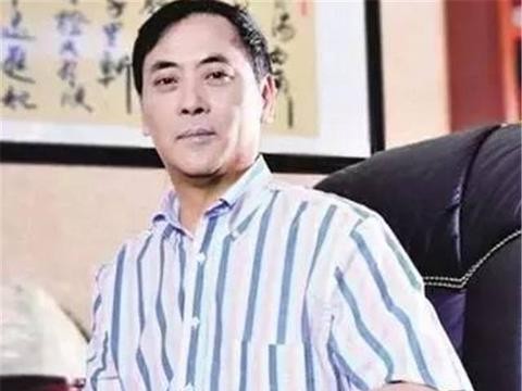 他当年负债百万，沦落到卖鸡爪，今靠卖鸡爪赚百亿开200万豪车！