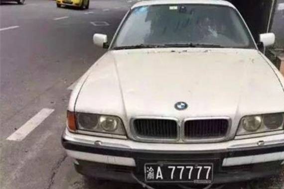 报废宝马停在路边无人问津，土豪看见车牌号后拿200万买车牌