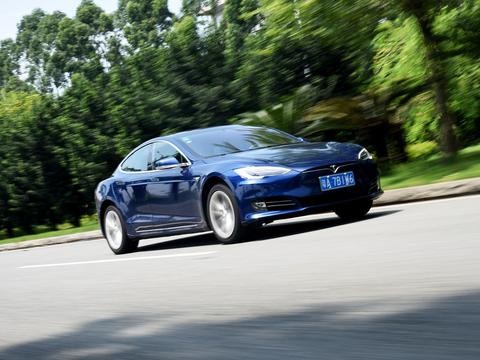 525匹马力，加速4秒多！开了一天后才知为啥那么多人抢着买