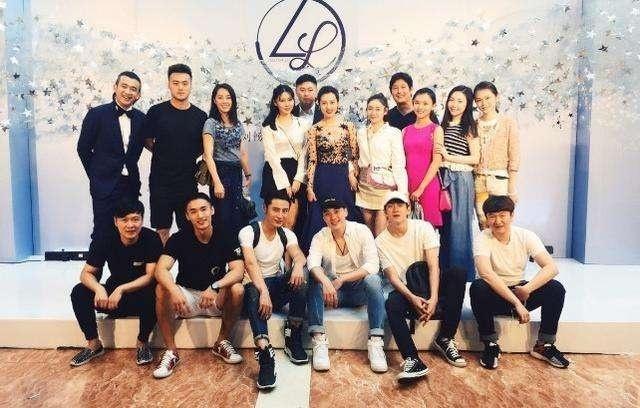 论接地气我只服林更新! 网吧吃烤肠, 路边夹娃娃, 同学婚礼打车去