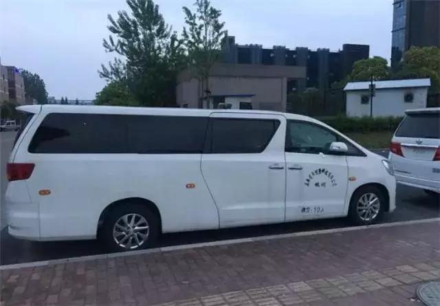 10座的“埃尔法”,充电6分钟,续航200公里,车标比奥迪还多一环