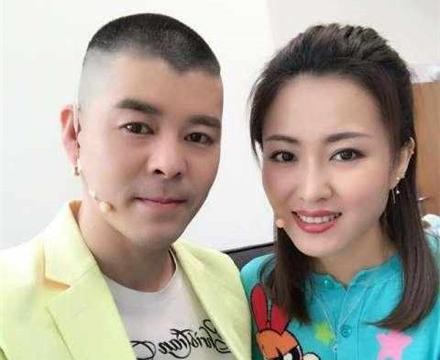 赵家班第一美女，丈夫是赵本山徒弟，两人婚后豪车出行，很幸福！