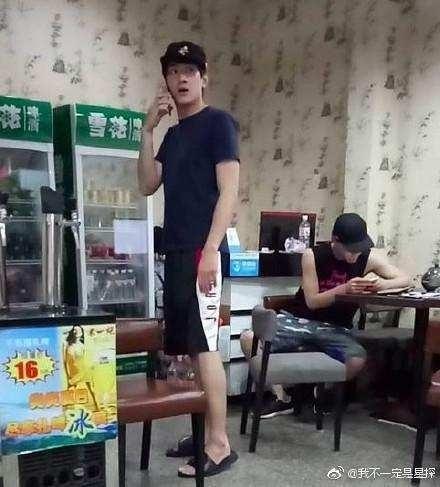 论接地气我只服林更新! 网吧吃烤肠, 路边夹娃娃, 同学婚礼打车去