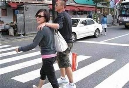 明星夫妻开豪车上街，姿态万千！邓超孙俪最霸气，黄晓明真宠妻？