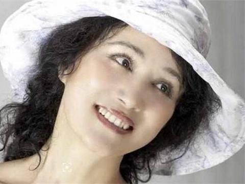 她是一名影后，出道至今零绯闻，30岁息影54岁豪车出行再度走红！