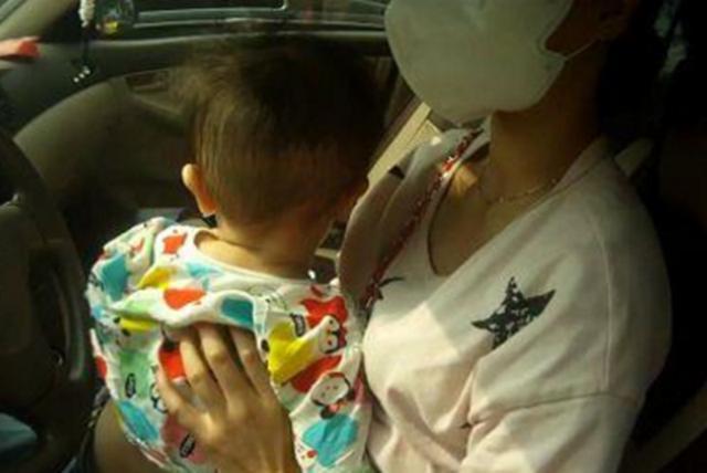 没有安全座椅还给坐副驾?请别把孩子当儿戏
