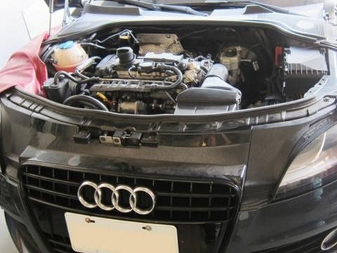 女司机三年车子不保养，出问题之后，修理人员打开引擎盖就惊呆了