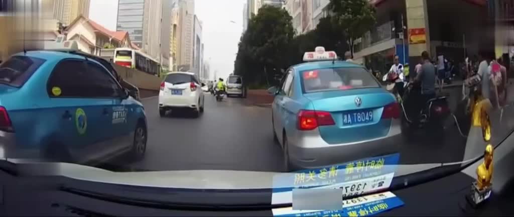 7辆电动车都在等红灯，她却闯了过去，监控拍下绝望一幕