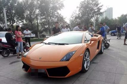小伙子开兰博基尼上路 大爷看了纷纷摇头 说还不如买五菱宏光