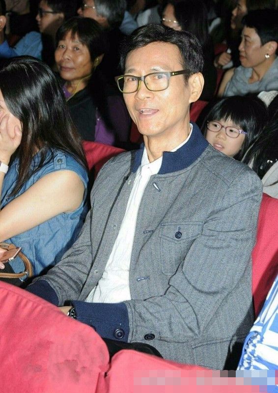 69岁郑少秋近照:妻子和女儿都超美,前妻去世惹争议