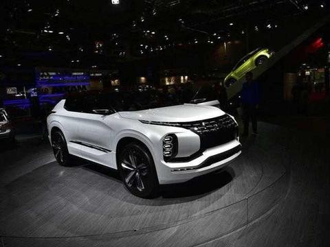 三菱最厚道的SUV, 20万逼格仅10万, 配混动四驱, 百公里油耗4L