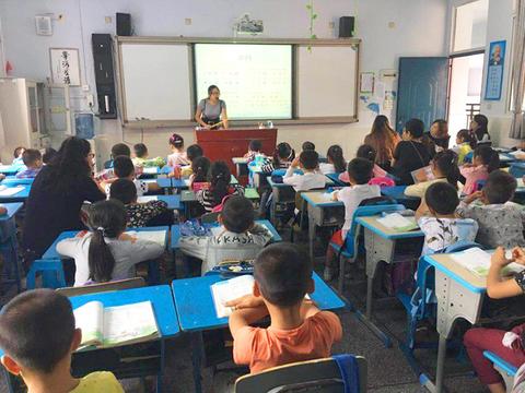 南充和平路小学开展新教师见面课教研活动年级小学三劳动课图片