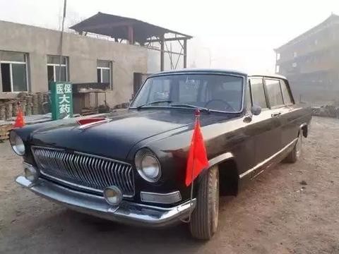 美国街头出现了一辆50年多前的红旗轿车，车头号牌让国人骄傲