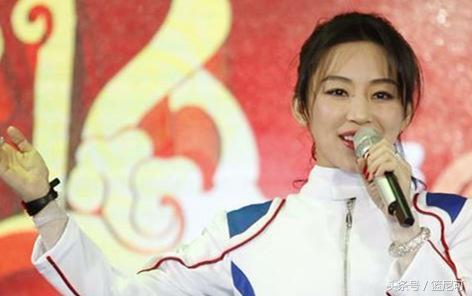 35岁潘晓婷上演“撕身”诱惑，惊艳脱脱脱，热辣大变装！