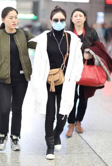 赵丽颖穿上最爱的白色羽绒服，结果输给了48岁许晴|赵丽颖|许晴|羽绒服_新浪女性_新浪网