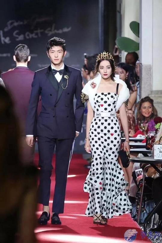 迪丽热巴首秀T台失误,获男模提醒,却误打误撞