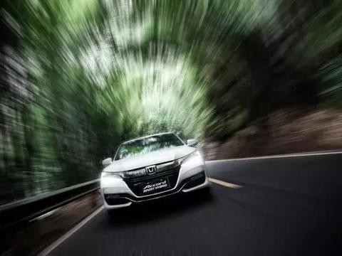 这款日系家轿一箱油最大续航达到2103km 平均油耗3.2L/100km