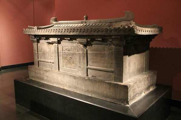 9岁小女孩葬在皇宫旁,3千妃子为她陪葬,一进陵