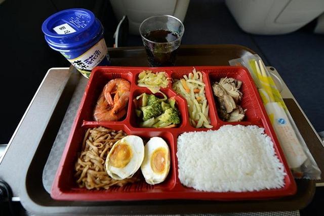 看看高铁上的顶级盒饭到底长什么样 一只大虾的大虾饭就卖60元!