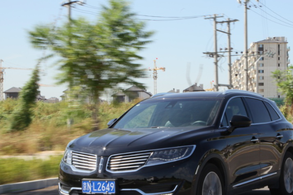 男人要的那点自我空间——吴佩试驾林肯MKX