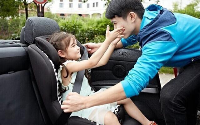 没有安全座椅还给坐副驾?请别把孩子当儿戏