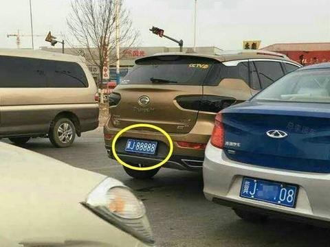 偶遇一辆国产自主车，车牌很霸气，刚上路不久，交警来了！