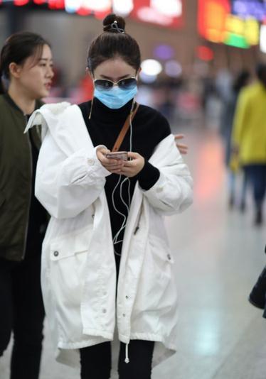 赵丽颖穿上最爱的白色羽绒服，结果输给了48岁许晴|赵丽颖|许晴|羽绒服_新浪女性_新浪网