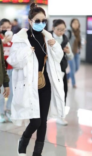 赵丽颖穿上最爱的白色羽绒服，结果输给了48岁许晴