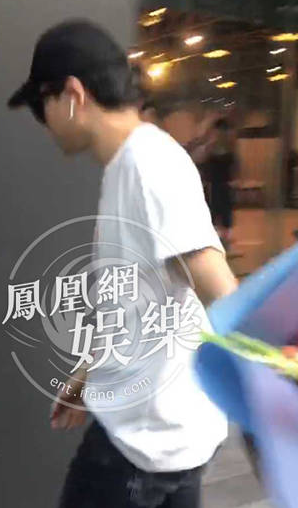 “新晋奶爸”张杰录节目发喜糖 谢娜挺孕肚粉丝第一时间应援