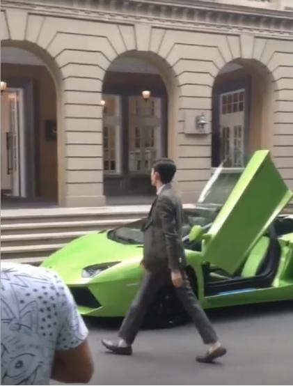 网友偶遇张翰拍戏,本人瘦成干!车子的颜色亮了