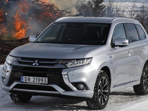 油耗1.9L续航880km快充半小时到80%电量却仅售21万, 比亚迪慌了!