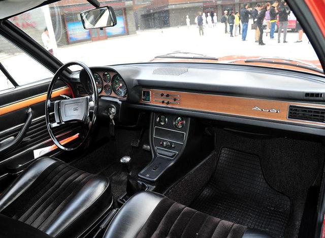 空调和收音机是豪华配置,奥迪A6见到这车也得叫声爷!