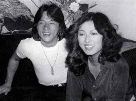 她20岁被成龙抛弃，拍片泄愤发誓不嫁，今60万豪车出行活成这样！