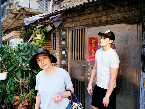 63岁寇世勋拥有“两位妻子”，三人和睦相处，如今感慨：累