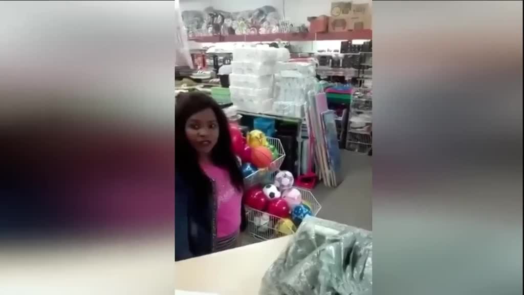沭阳步行街附近半裸女子倒挂三楼晾衣杆