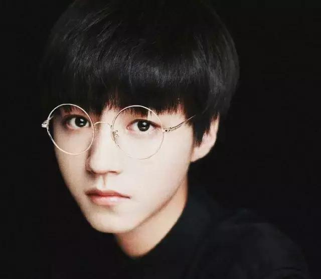 明星们戴上眼镜是什么样子的?赵丽颖清纯可爱唐嫣时尚大方