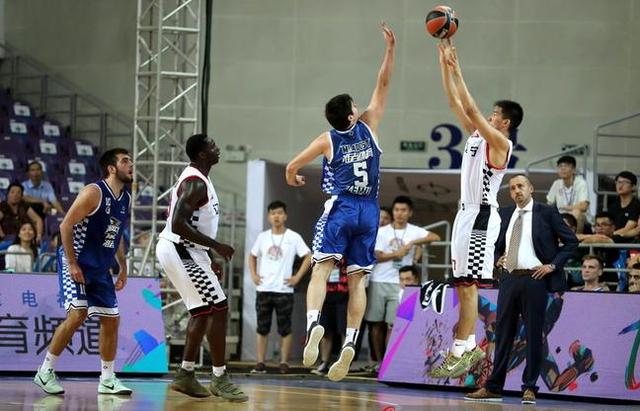 篮球比赛中3分线外投中一球记3分,3分线内投中