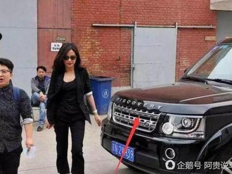 同样在娱乐圈 她的豪车数不清 没有绯闻的女星