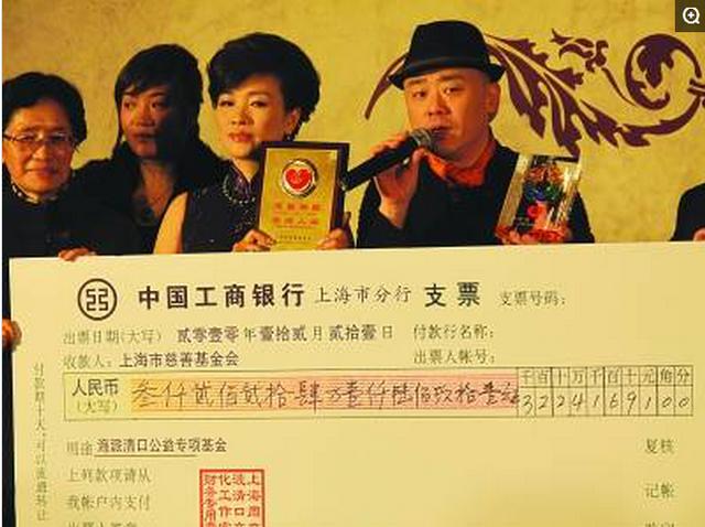 周立波55岁妻子近照，原来长这模样，难怪至今不愿公开她