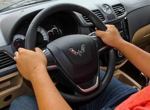 五菱宏光紧跟洒水车，开S型曲线漂移，司机只想占点小便宜！