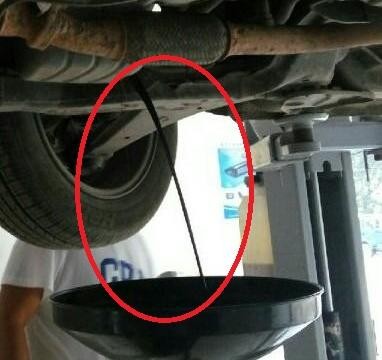 汽车做保养，放出来的机油是黑的！是机油质量有问题？？