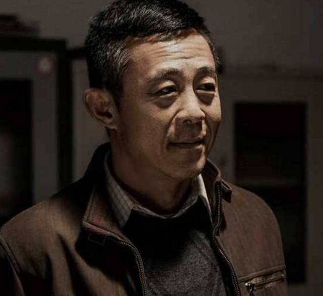 现实军人剧中贪官的他,抛弃糟糠之妻,今娶小1