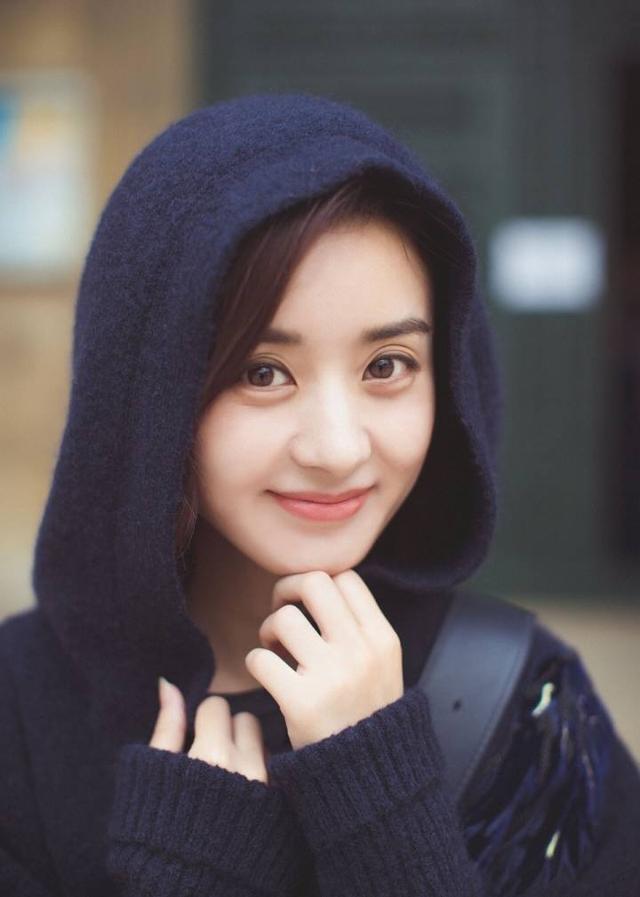 迪奥新晋代言赵丽颖,萌喷香水状似初恋般少女