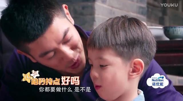 爸爸去哪儿嗯哼小泡芙上演霸道撩妹 陈小春不凶了变暖男啦！