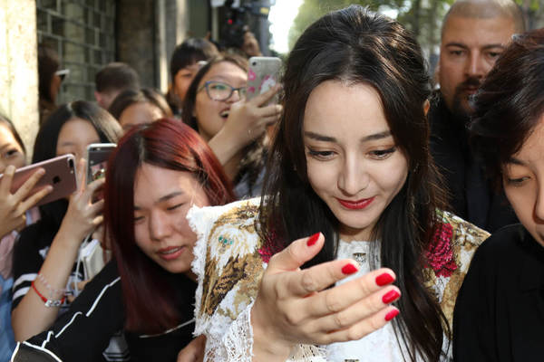 迪丽热巴在国外这么红啊!围观她的粉丝堵了一条街